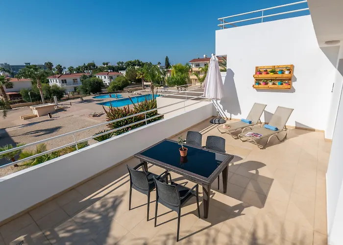 Narcissos 'nissi Beach' C12