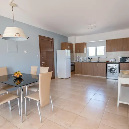 Narcissos 'nissi Beach' C12